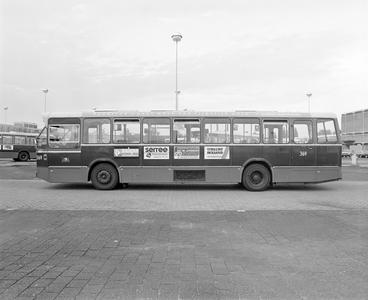885111 Afbeelding van de zijkant van een DAF-stadsbus (nr. 369, lijn 9) van het GVU, op de remise van het Gemeentelijk ...